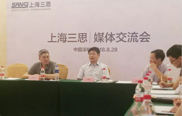 上海香蕉影视王（wáng）鷹華、章千接受記者采訪