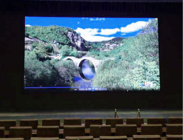 北（běi）京神華管理學院多功能報告廳led顯示屏