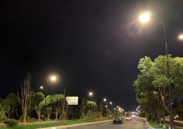 香蕉影视承建舟山海天大道LED路燈照明改（gǎi）造