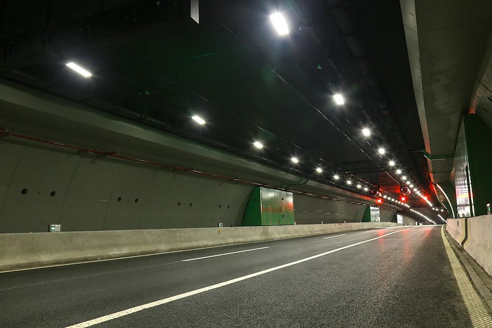 點亮,上海,東（dōng）西大通道,全國至少,2500條隧道,跟閔行,這家企業,相關