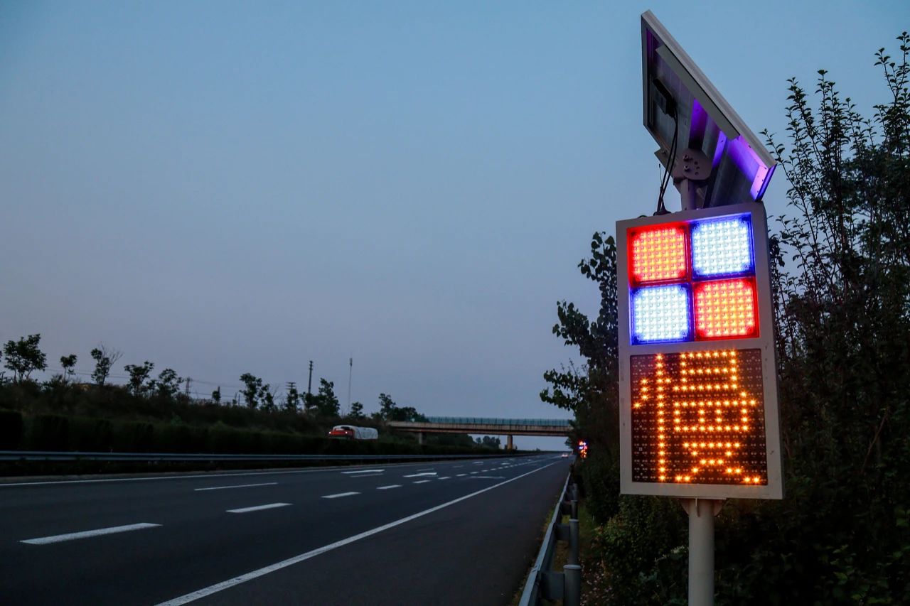 香蕉影视,智能警示（shì）係統,賦能,寧宿（xiǔ）徐高速,LED爆閃警（jǐng）示裝（zhuāng）置,低（dī）位警示燈