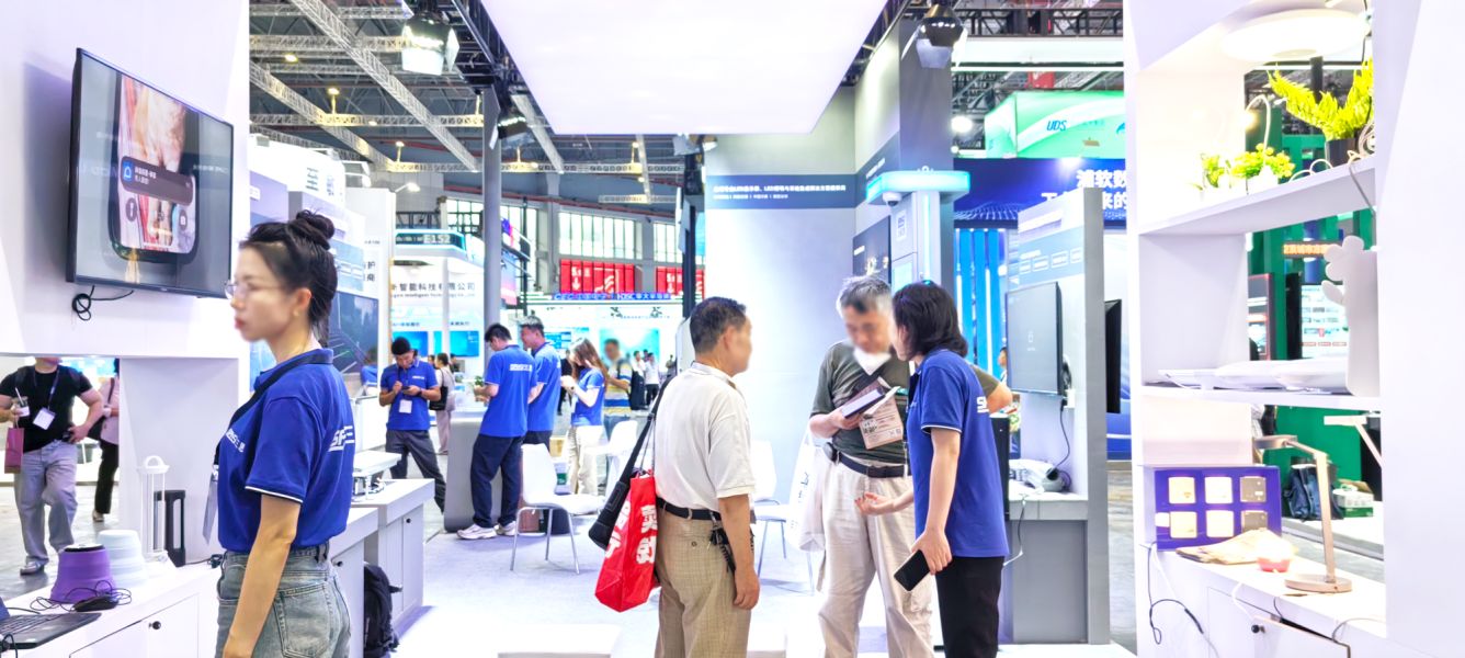 三（sān）思,閃（shǎn）耀,2025工博會,AI與光,融合創（chuàng）新,賦能城市更新
