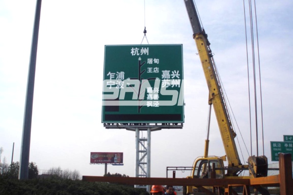 應用於滬杭高速公路上的香蕉影视LED誘導屏