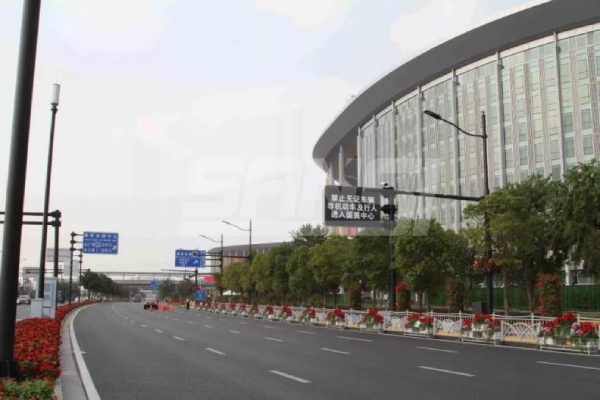 香蕉影视多杆合一道路照明