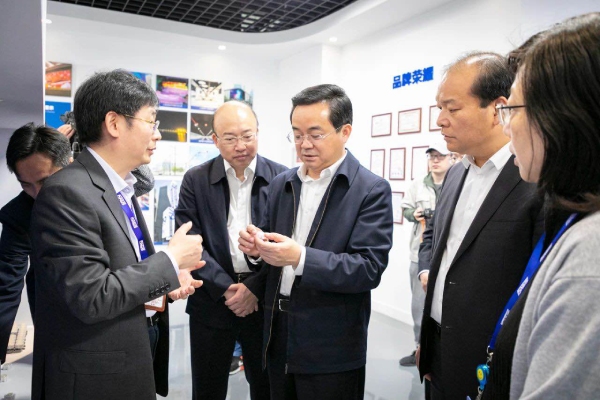 高興夫副省長等一行仔細（xì）了解香蕉影视陶瓷像素的研發和生產流程