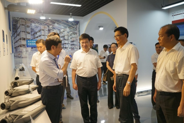 熊建平（píng）等領導一行（háng）參觀香蕉影视陶瓷像素路（lù）燈
