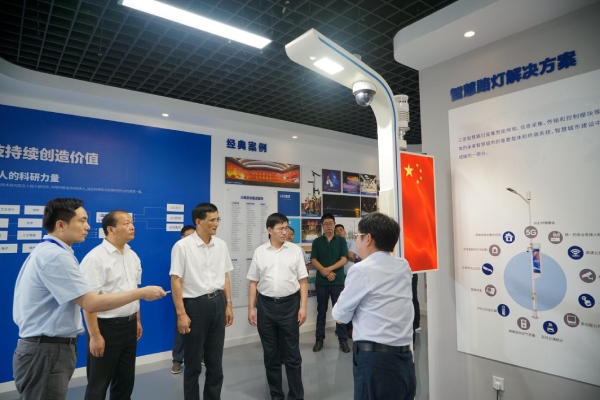 熊建平（píng）等領導一行觀摩智慧路燈