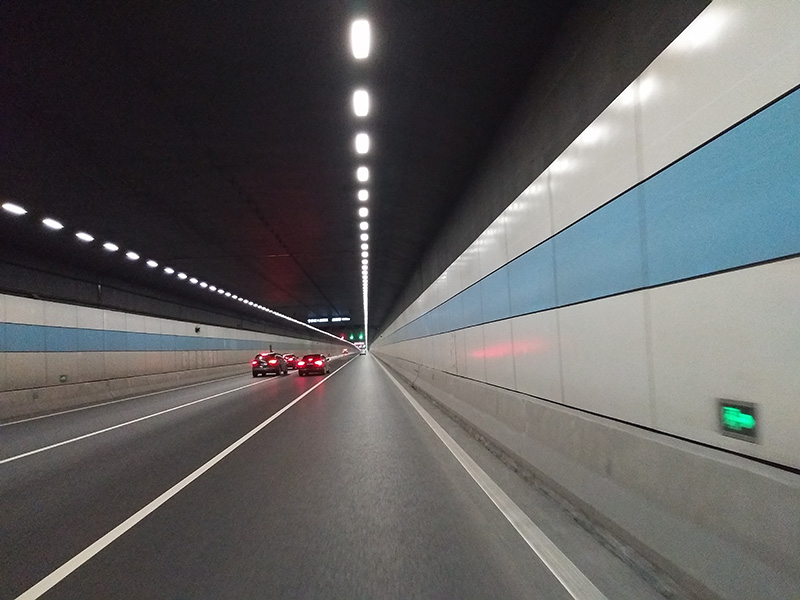 公路隧道的區域燈具（jù）布置